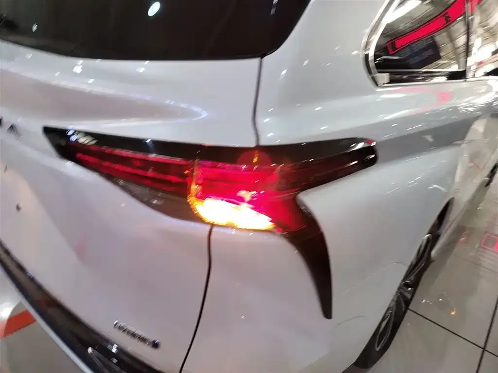Toyota Granvia — фото 2