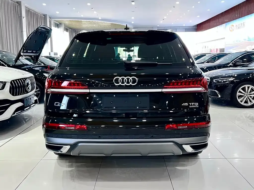 Audi Q7 — фото 8