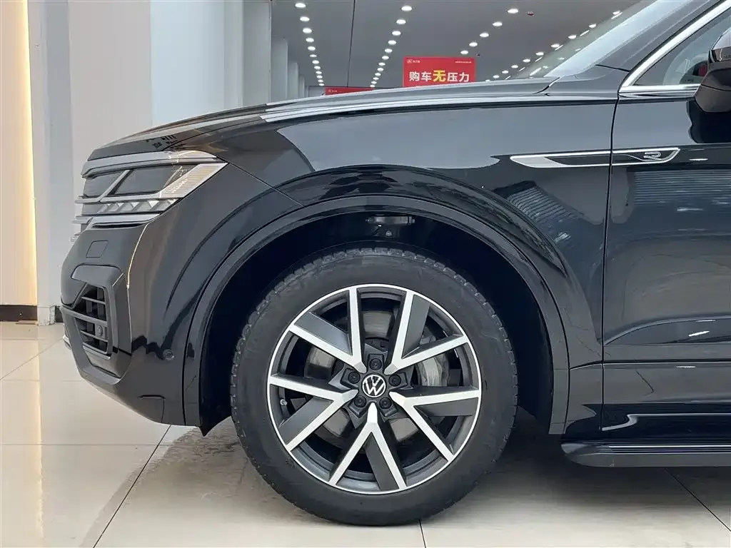 Volkswagen Touareg — фото 10