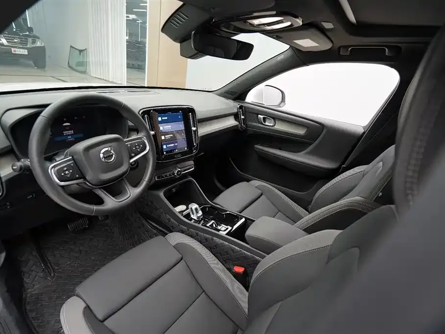 Volvo XC40 — фото 9