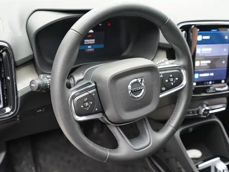 Volvo XC40 — фото 4