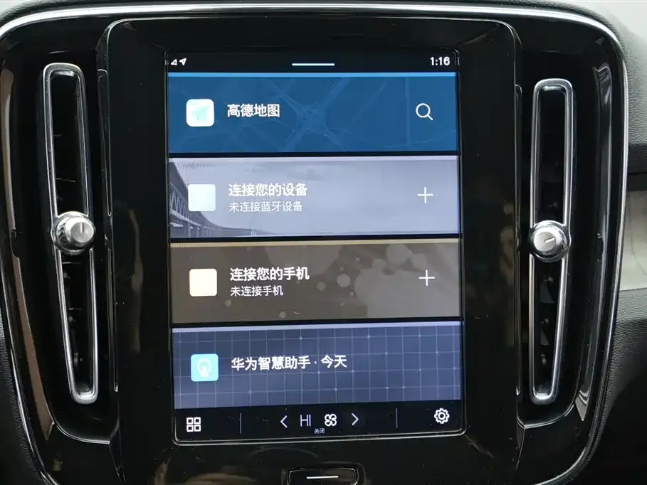 Volvo XC40 — фото 10
