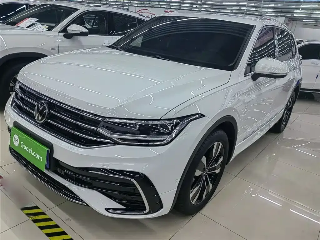 Volkswagen Tiguan L — фото 1