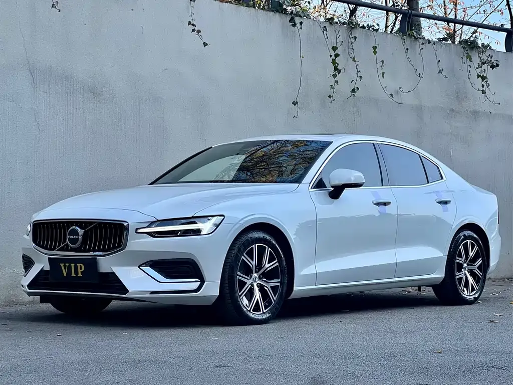 Volvo S60 — фото 1