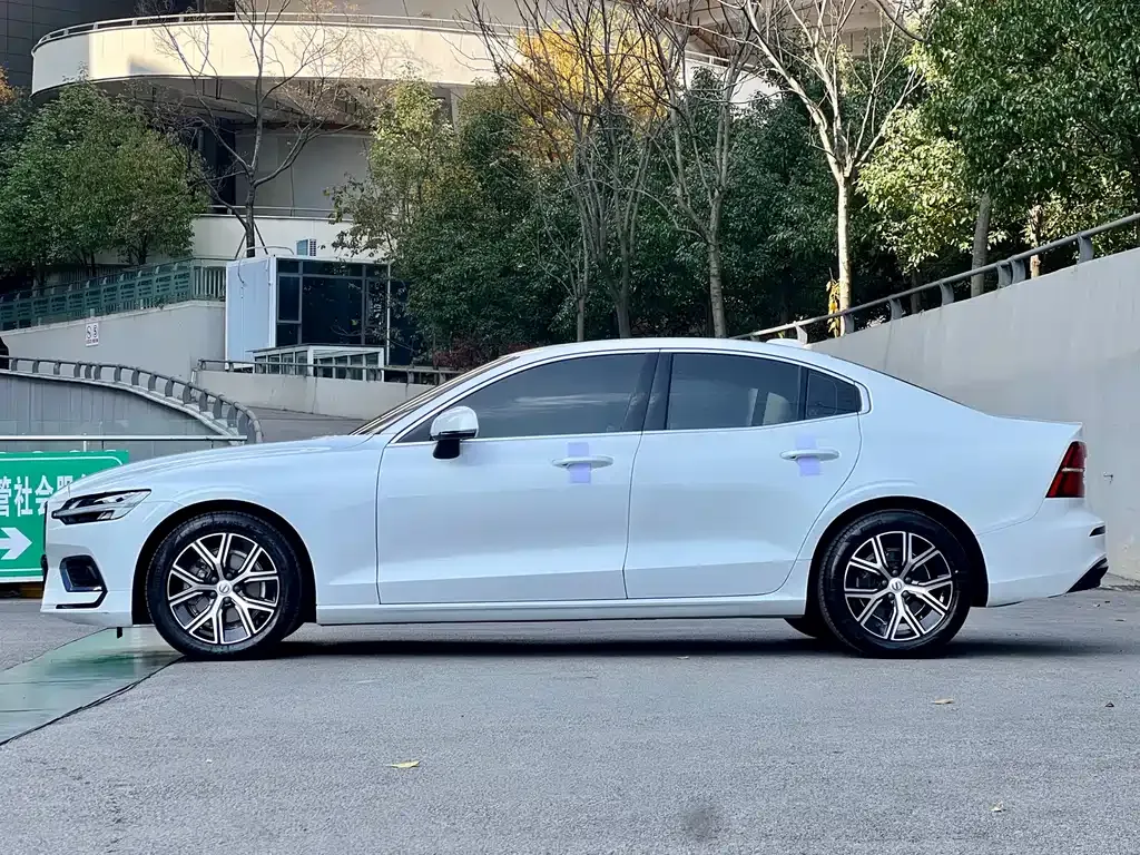Volvo S60 — фото 10