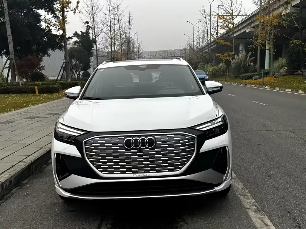 Audi Q4 e-tron — фото 2