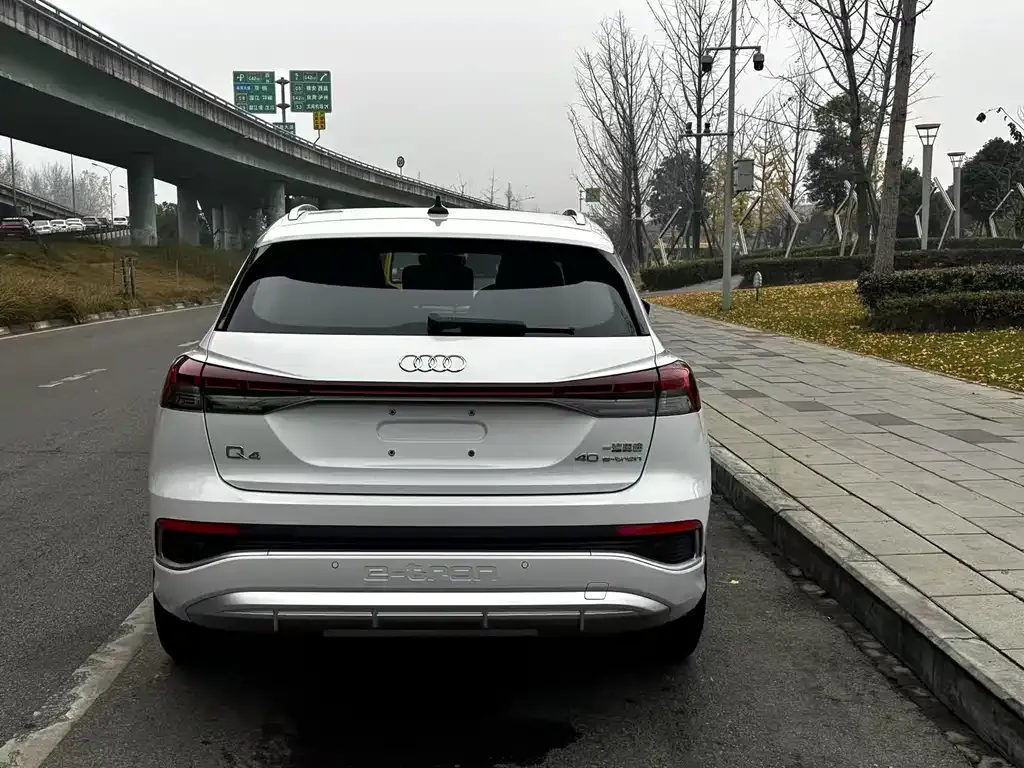 Audi Q4 e-tron — фото 8
