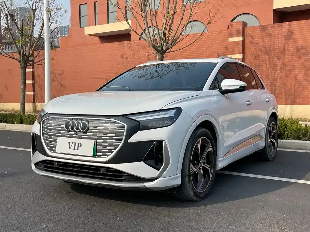 Audi Q4 e-tron — фото 1