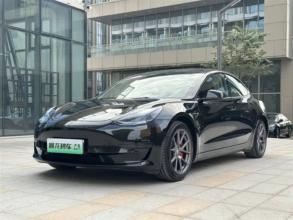 Tesla Model 3 — фото 1