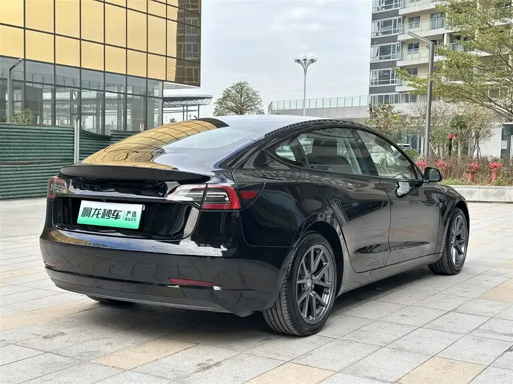 Tesla Model 3 — фото 4