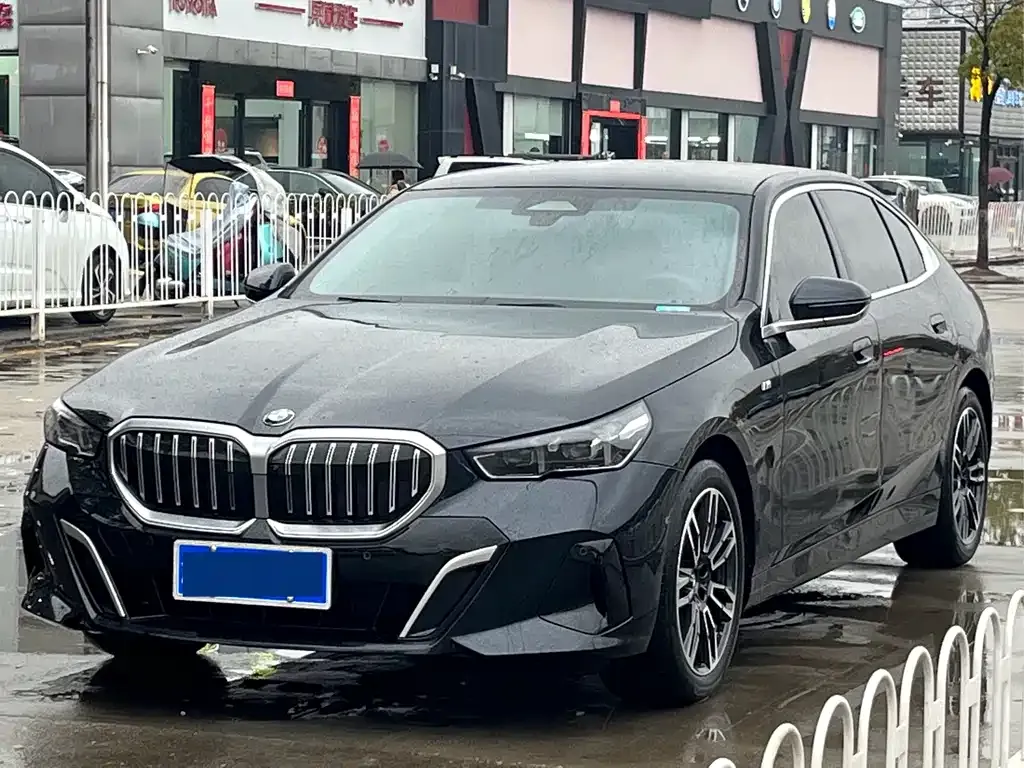 BMW 5 Series — фото 1
