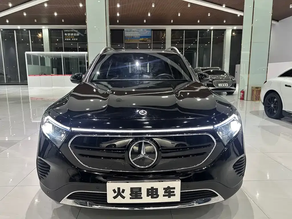 Mercedes-Benz EQB — фото 1