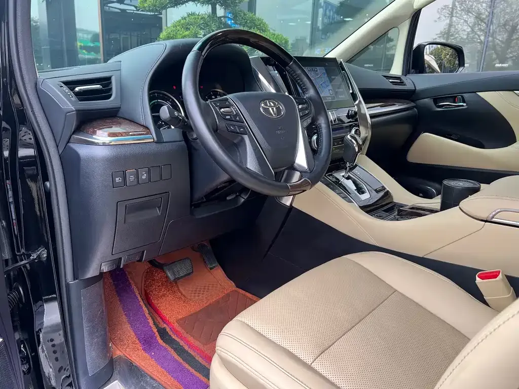 Toyota Alphard — фото 2