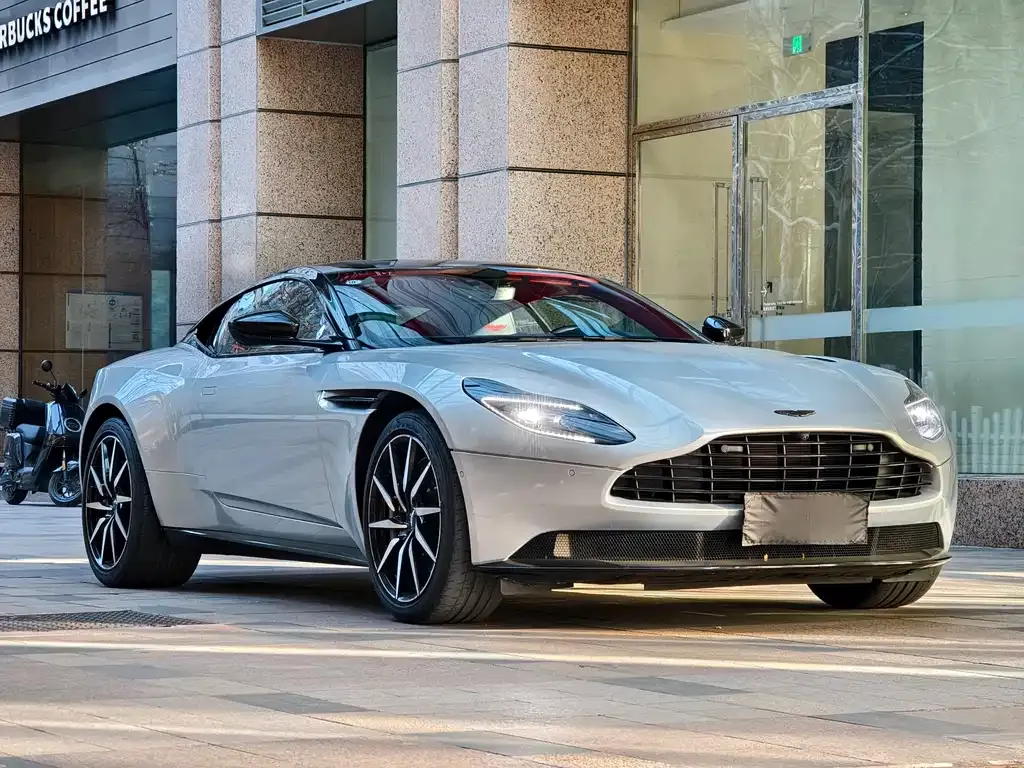 Aston Martin DB11 — фото 1