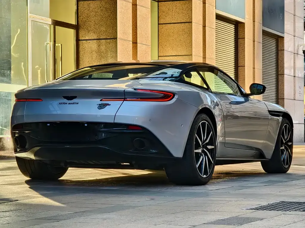 Aston Martin DB11 — фото 6