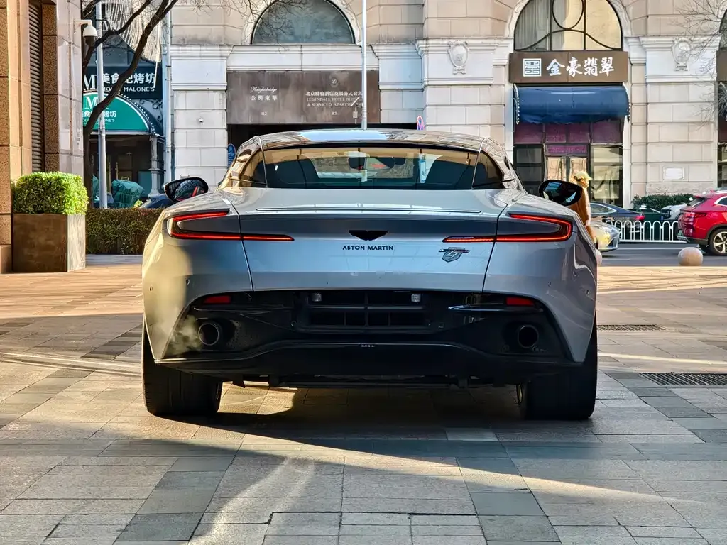 Aston Martin DB11 — фото 5