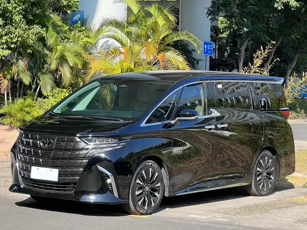 Toyota Alphard — фото 1