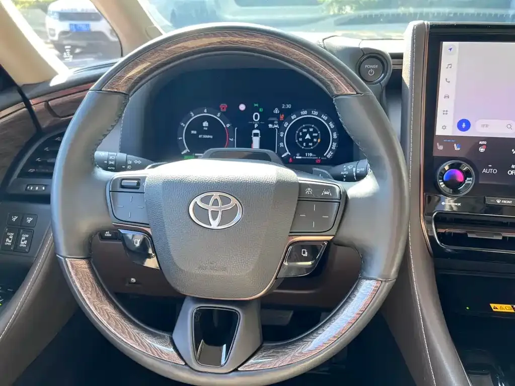 Toyota Alphard — фото 2