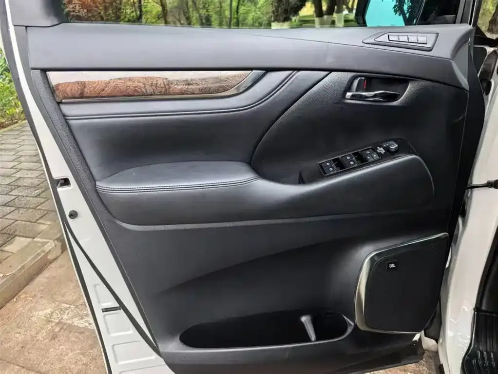 Toyota Vellfire — фото 4