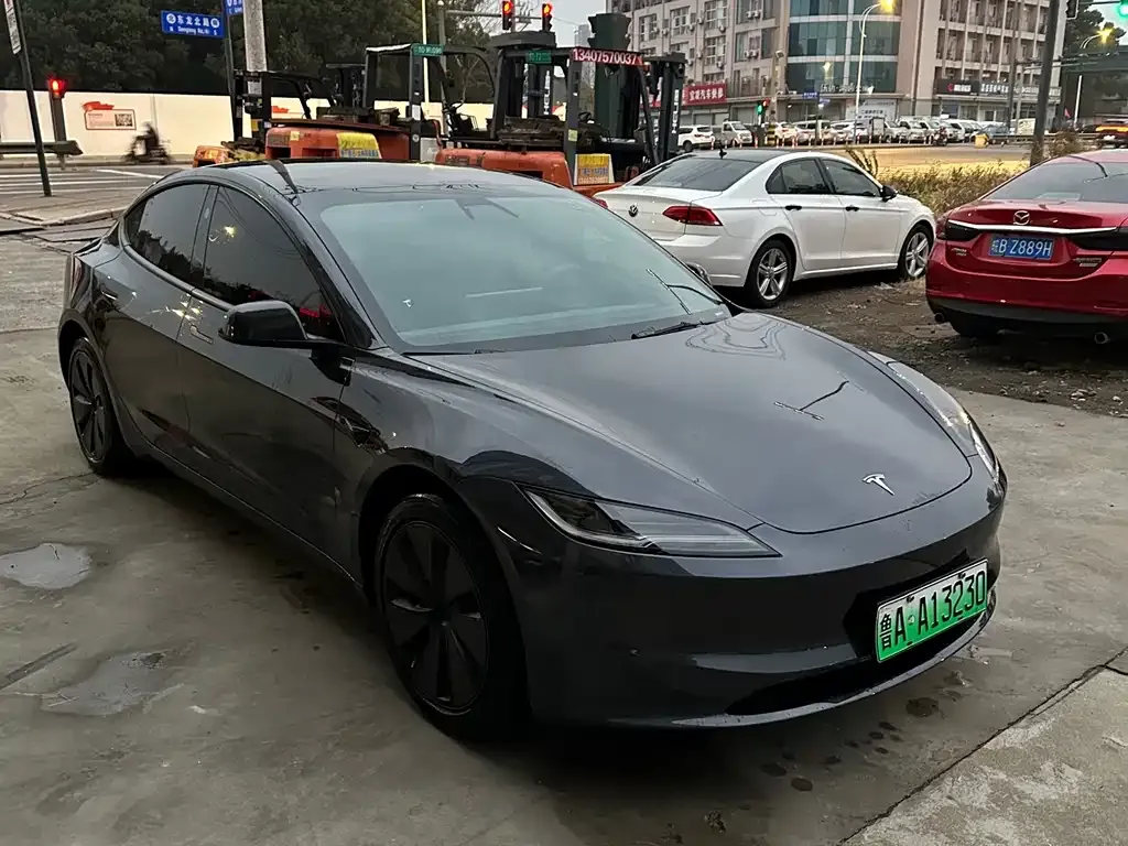 Tesla Model 3 — фото 1