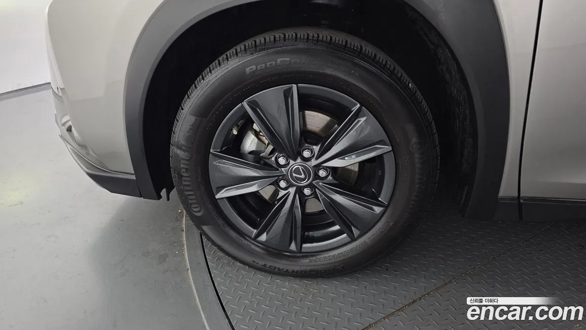 Lexus UX — фото 2
