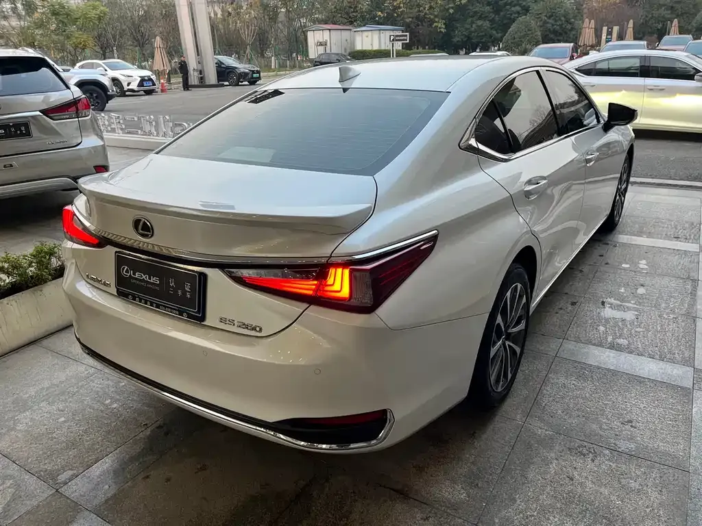 Lexus ES — фото 10