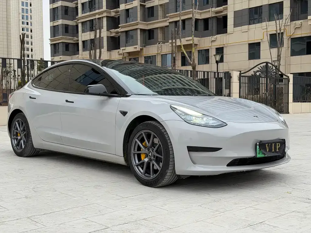 Tesla Model 3 — фото 1