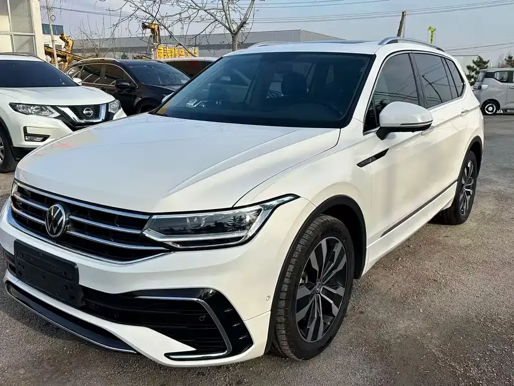 Volkswagen Tiguan L — фото 1