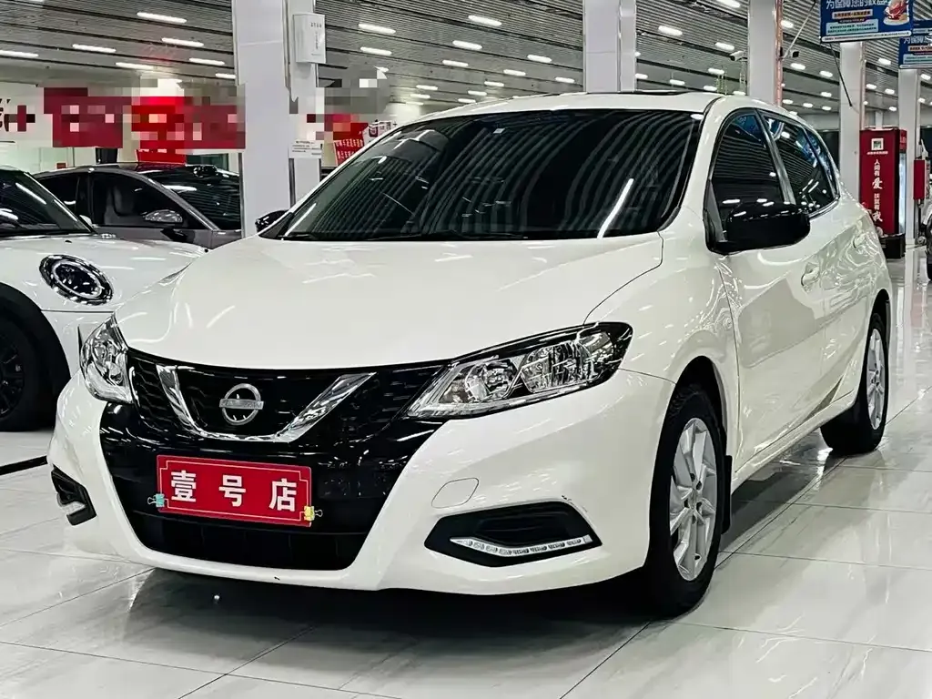 Nissan Tiida — фото 1