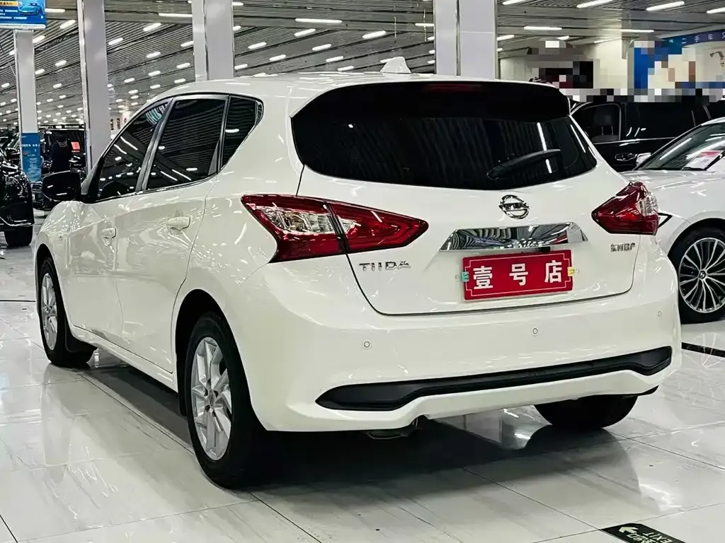 Nissan Tiida — фото 2