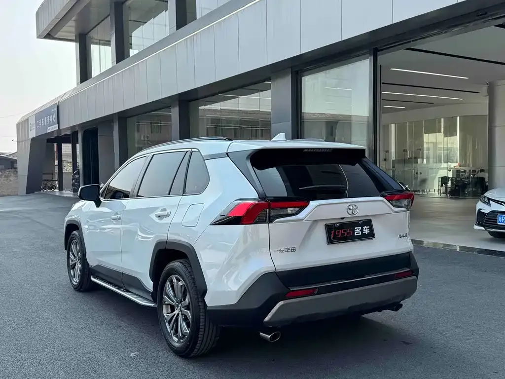 Toyota RAV4 — фото 7