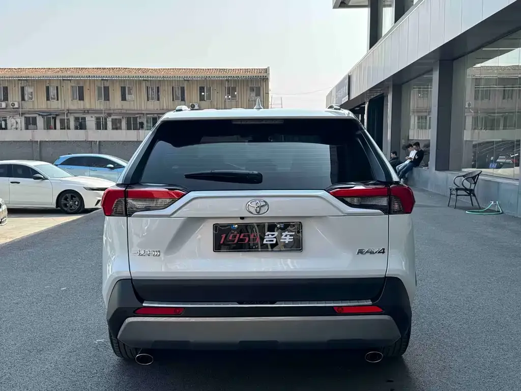 Toyota RAV4 — фото 8