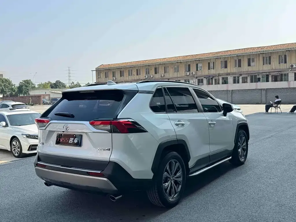 Toyota RAV4 — фото 9