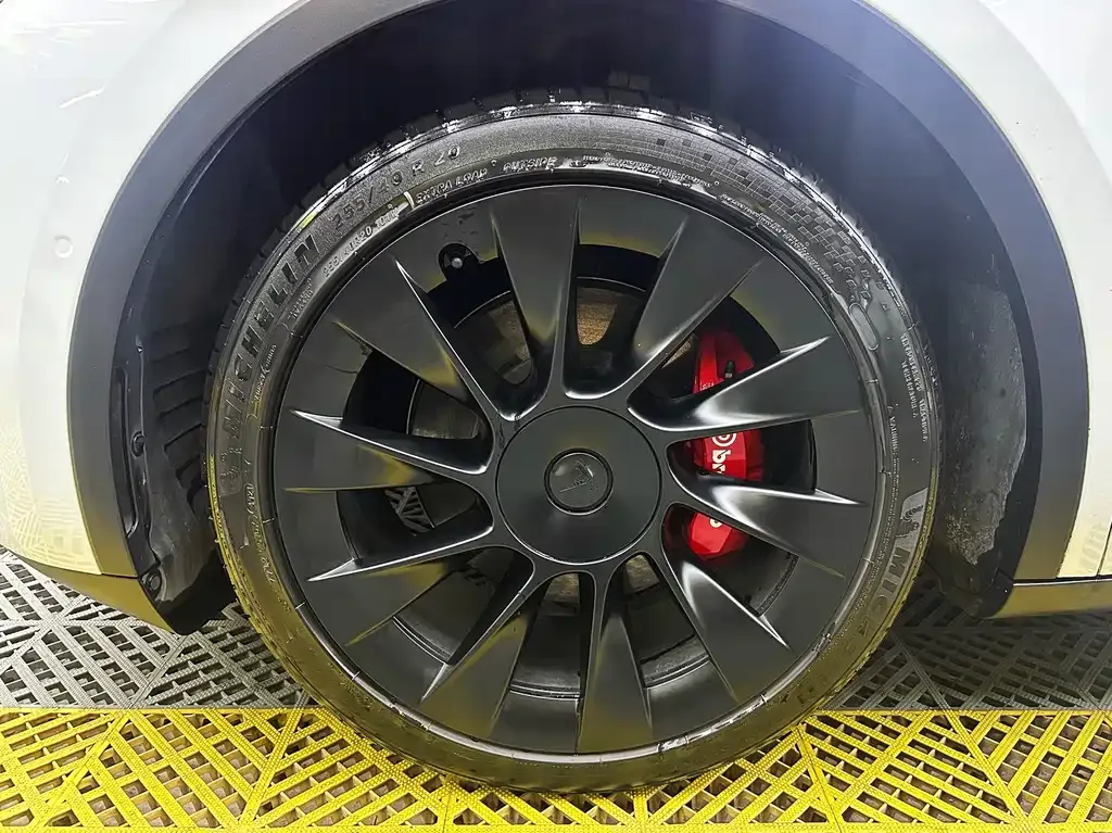Tesla Model Y — фото 4