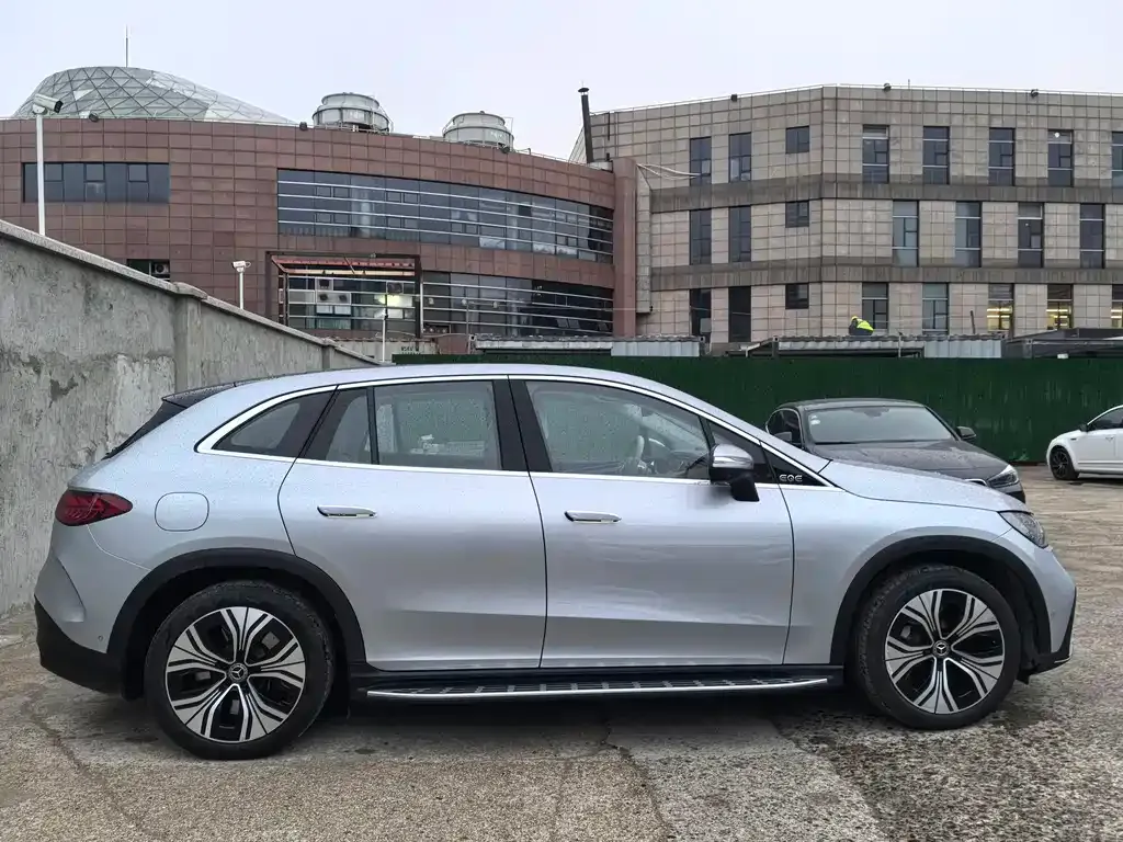 Mercedes-Benz EQE SUV — фото 7