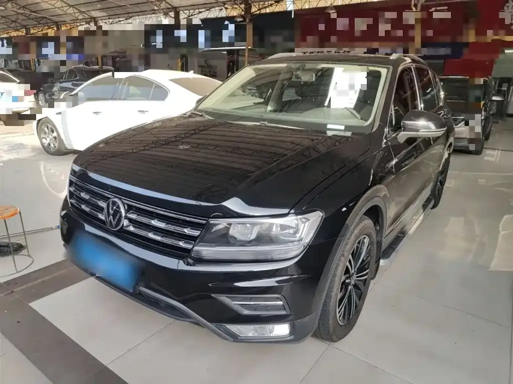 Volkswagen Tiguan L — фото 1