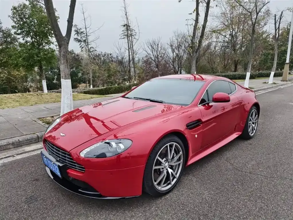 Aston Martin V8 Vantage — фото 1