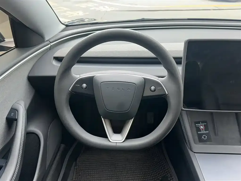 Tesla Model 3 — фото 4