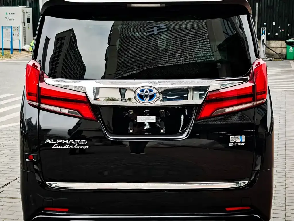 Toyota Alphard — фото 2