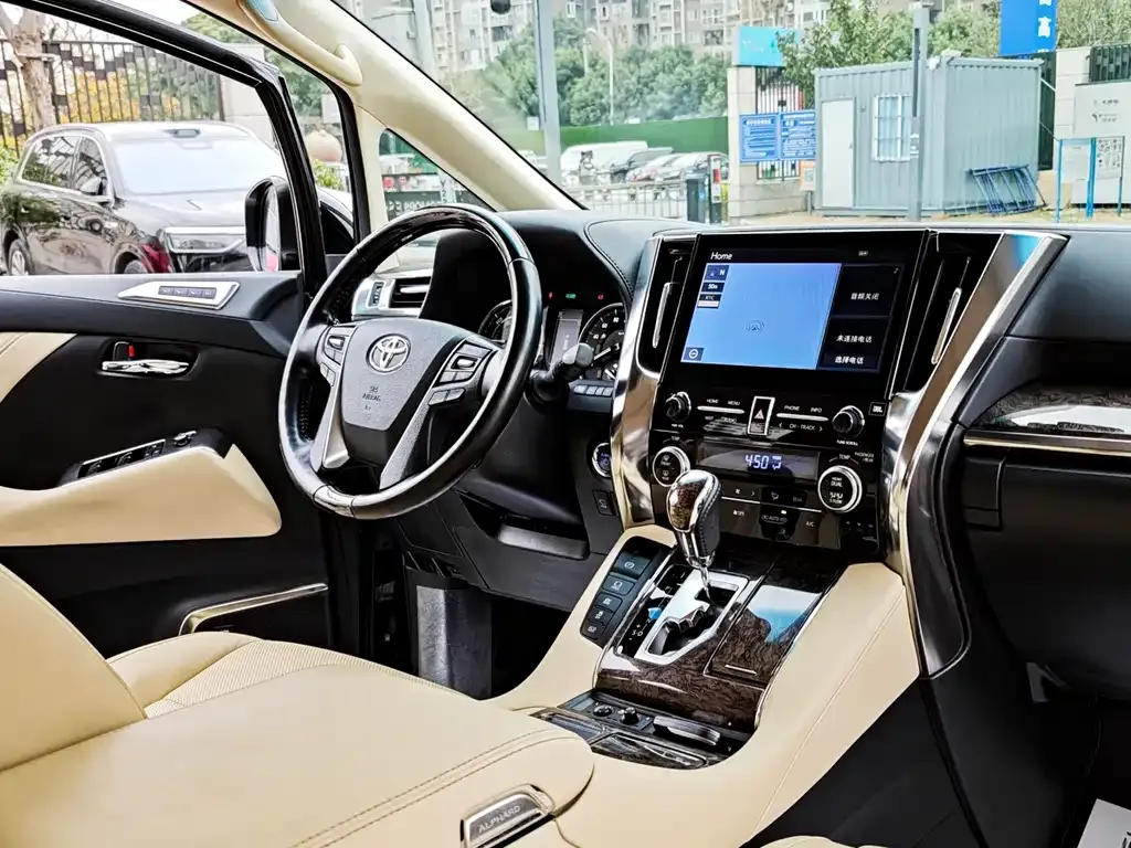Toyota Alphard — фото 8