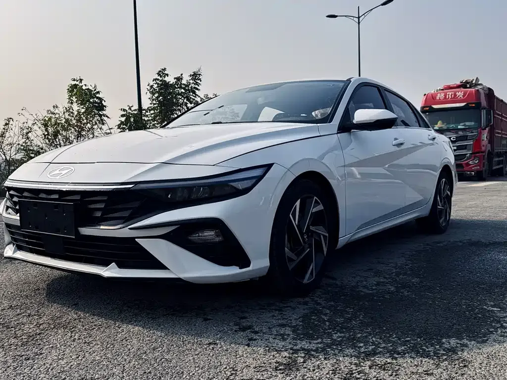 Hyundai Elantra — фото 1