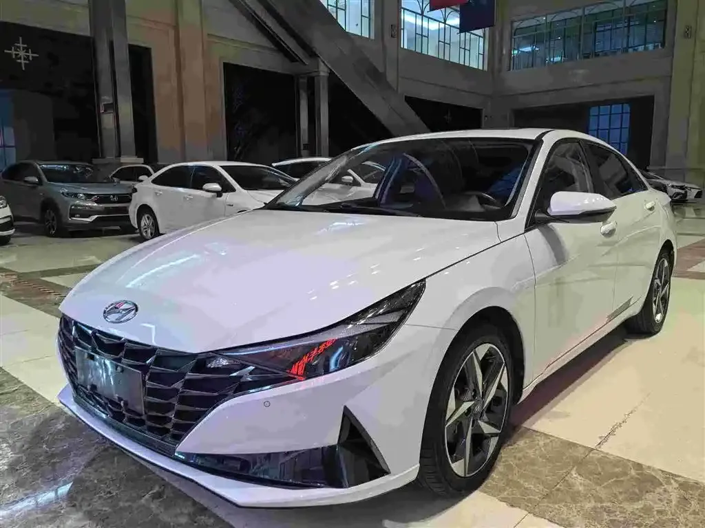Hyundai Elantra — фото 1