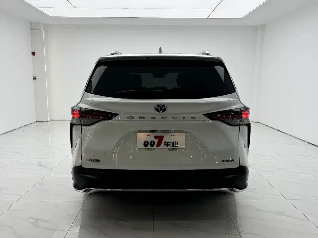 Toyota Granvia — фото 10