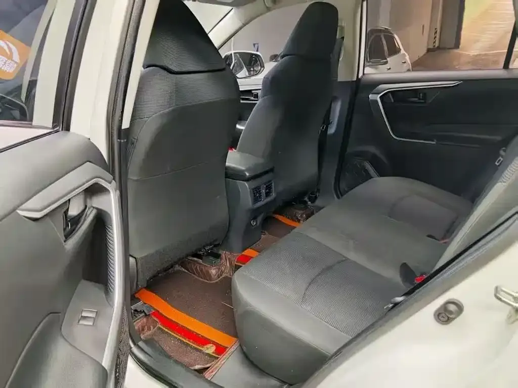 Toyota RAV4 — фото 6