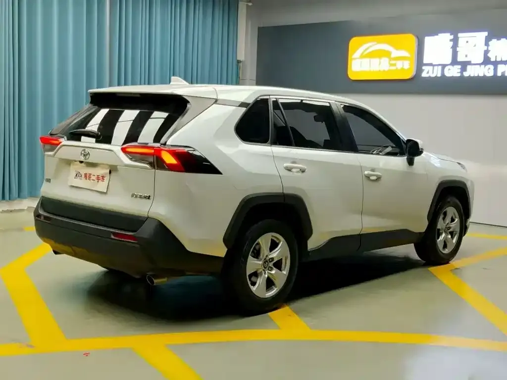 Toyota RAV4 — фото 7