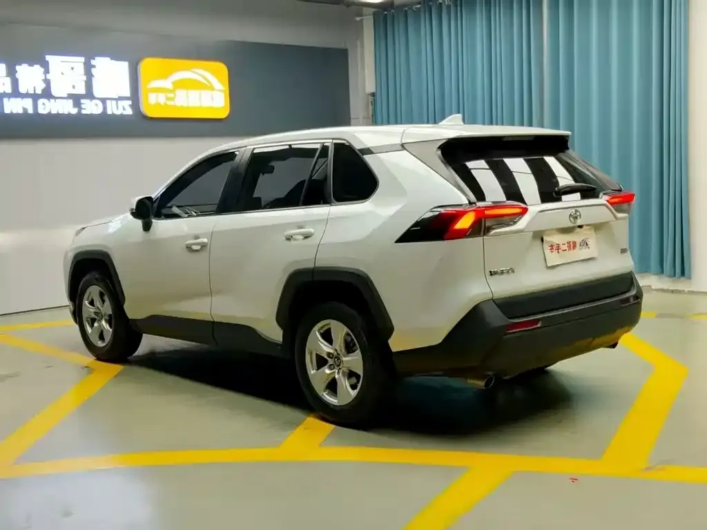 Toyota RAV4 — фото 9