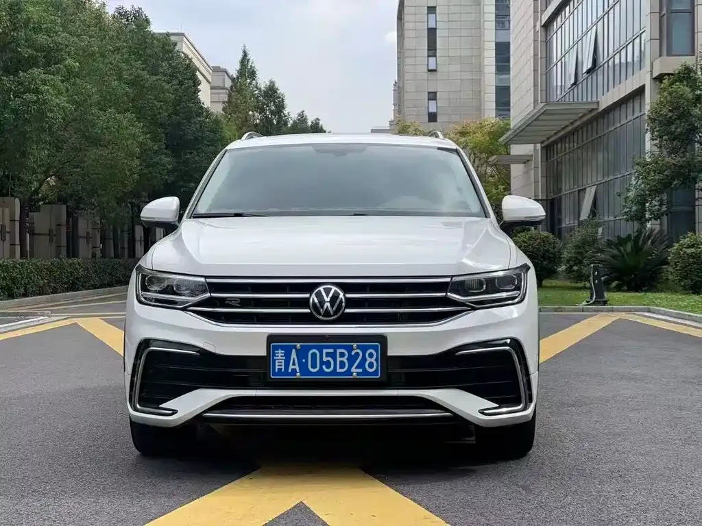 Volkswagen Tiguan L — фото 1