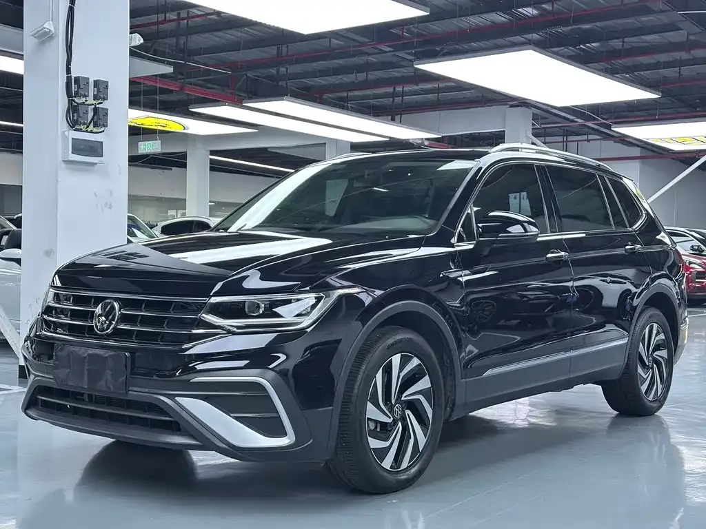 Volkswagen Tiguan L — фото 1