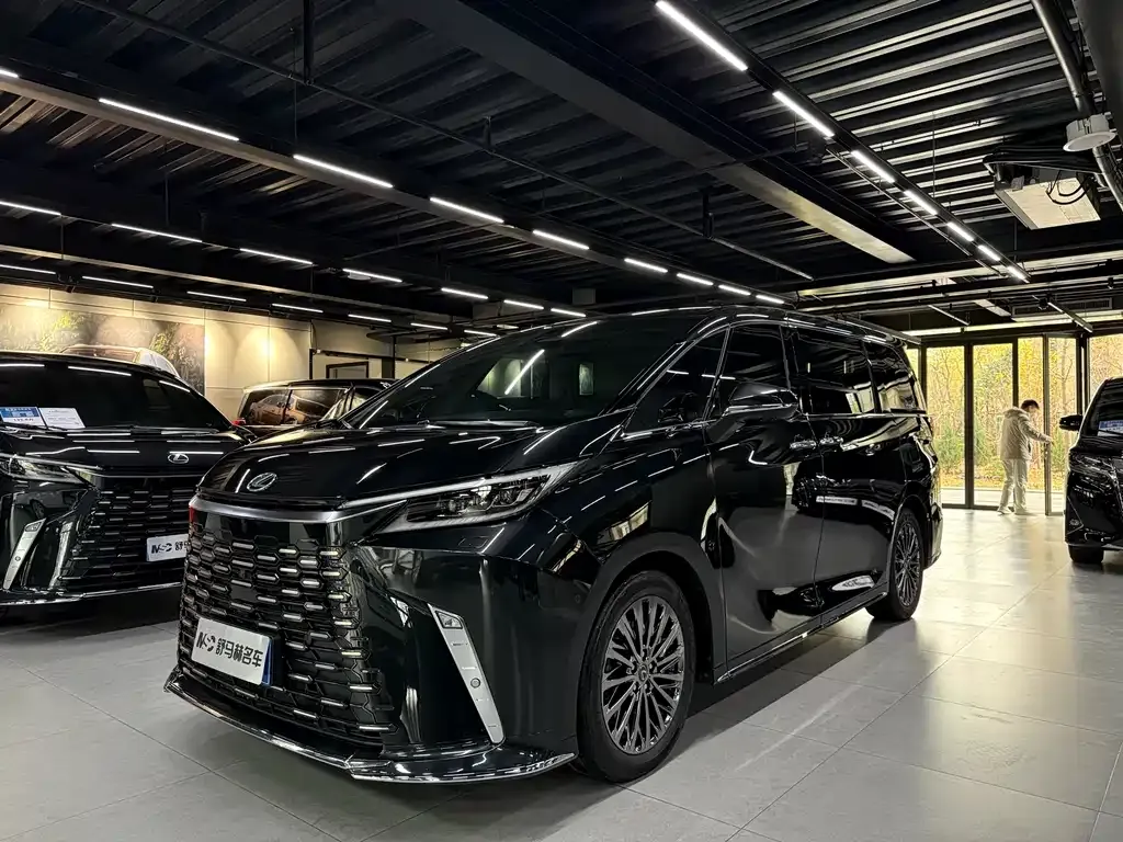 Lexus LM — фото 1