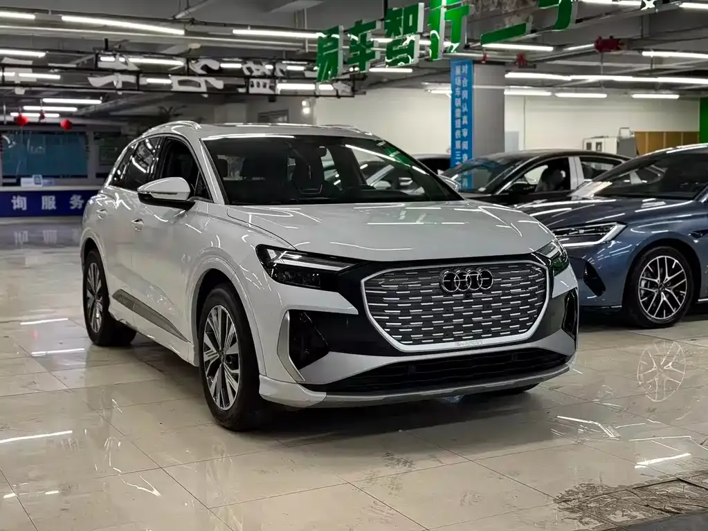 Audi Q4 e-tron — фото 1